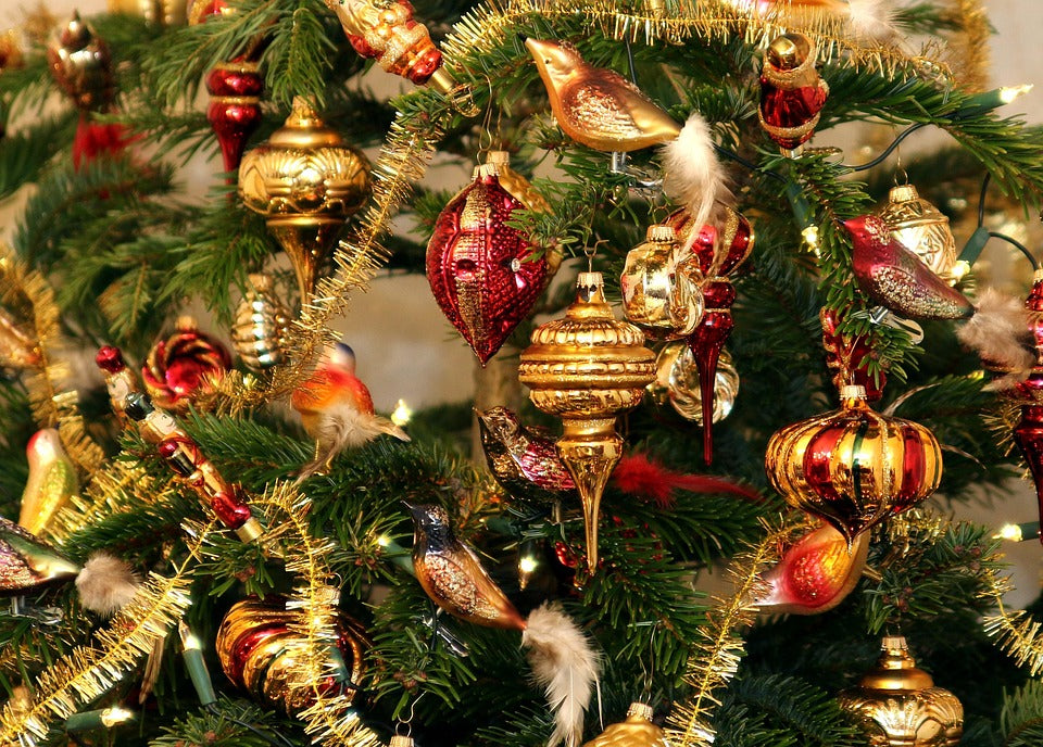 Sapin de Noël artificiel : classique ou enneigé, comment choisir ?
